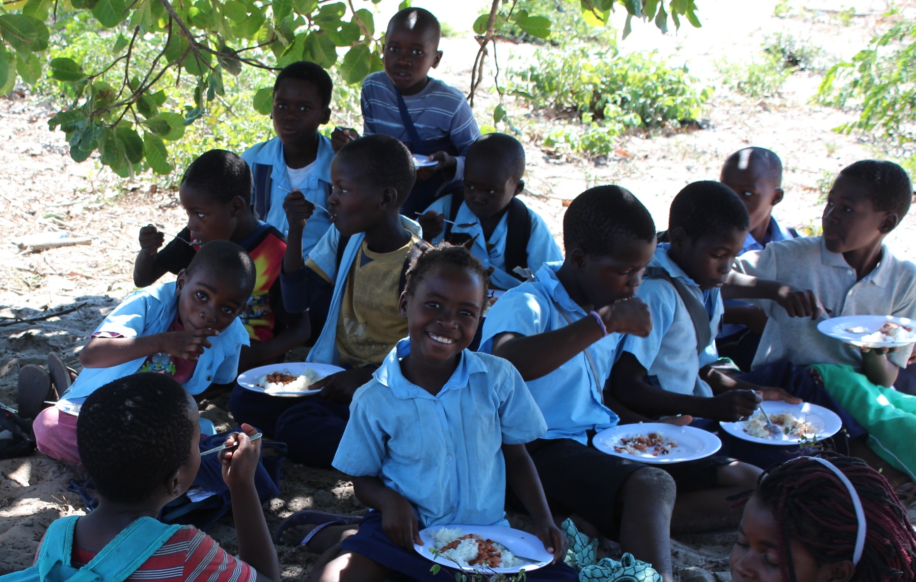 Bambini e comunità coinvolti nei progetti Helpcode in Mozambico